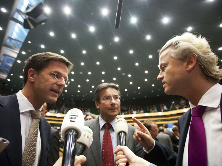 VVC-Chef Mark Rutte (l.), der CDA-Vorsitzende Maxime Verhagen (M.) und PVV-Chef Geert Wilders im Parlament in Den Haag.