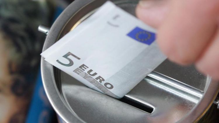 Bevor Verbraucher ihr Geld in den Spendentopf tun, sollten sie prüfen, ob der Empfänger ein Spendensiegel hat.