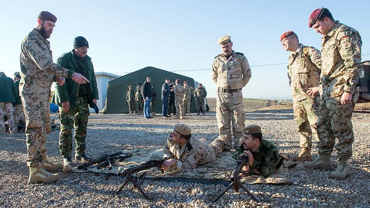 Bundeswehrsoldaten bilden kurdische Peschmerga-Kämpfer an deutschen Waffen aus.