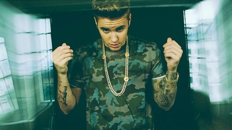Justin Bieber will kein Badboy mehr sein. Bei seinen Fans entschuldigt er sich für frühere Entgleisungen.