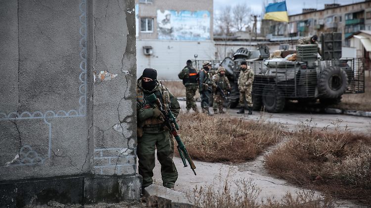 Ein ukrainischer Soldat im Osten des Landes: Die Kämpfe mit den Separatisten halten weiter an, eine Lösung des Konflikts ist nicht in Sicht. 