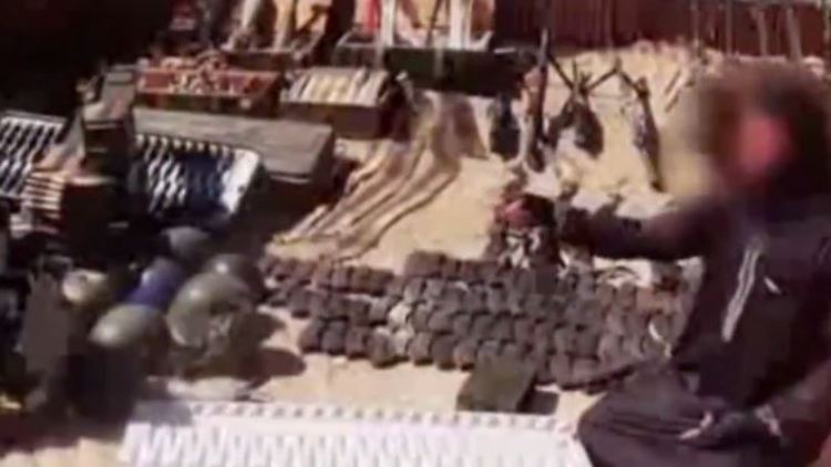 Ein Vertreter der Extremistengruppe Ansar Beit al-Makdis präsentiert in einem Video ein erhebliches Waffenarsenal.