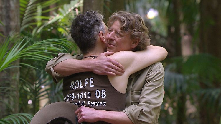 Eine letzte Umarmung von Rolfe, dann darf Walter ins Luxushotel einziehen.