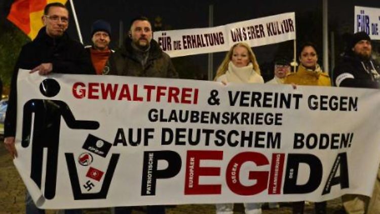 Däbritz (ganz rechts) gehört zu den fünf verbliebenen Pegida-Organisatoren.