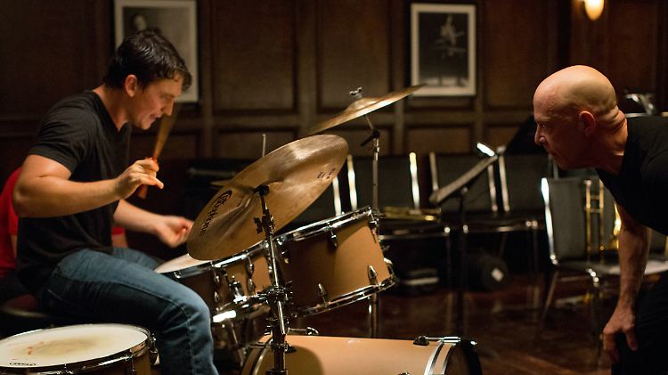 "Whiplash": Das Schlagzeugspiel von Andrew (Miles Teller) wird argwöhnisch von seinem Lehrer Fletcher (J.K. Simmons) betrachtet.