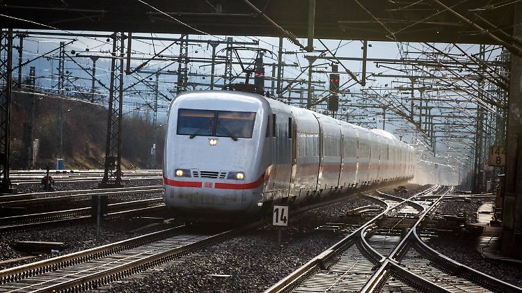 2,5 Milliarden will Dobrindt in den Ausbau der Schiene stecken.