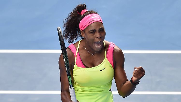 In neongelb und pink schmettert Williams gut sichtbar die Bälle über den Court.