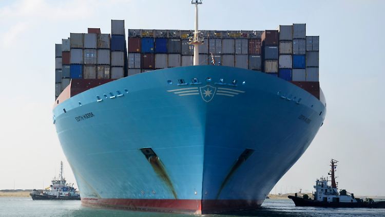 Die "Edith Maersk" passiert den Suez-Kanal.