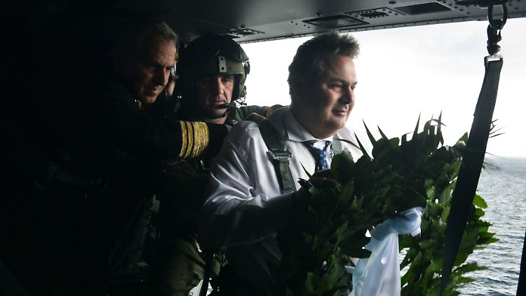 Kammenos mit einem der Kränze: Ohne Not rührt der frisch ins Amt gekommene Verteidigungsminister an alten Wunden.