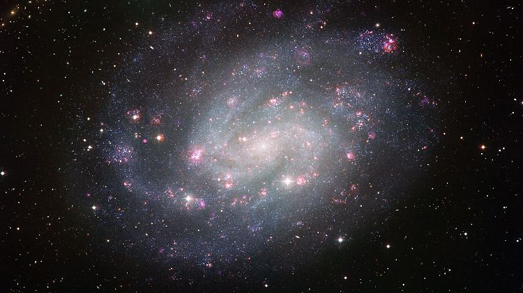 Sie sieht der Milchstraße sehr ähnlich und hat am Himmel eine scheinbare Größe von zwei Dritteln des Vollmondes: Spiralgalaxie NGC 300.