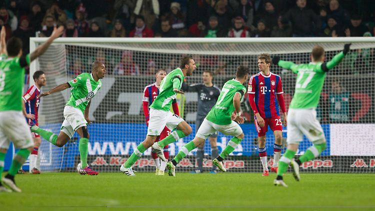 VfL Wolfsburg gegen den FC Bayern München in der Volkswagen-Arena: Wolfsburgs Bas Dost (M.) jubelt nach seinem Tor zum 2:0.