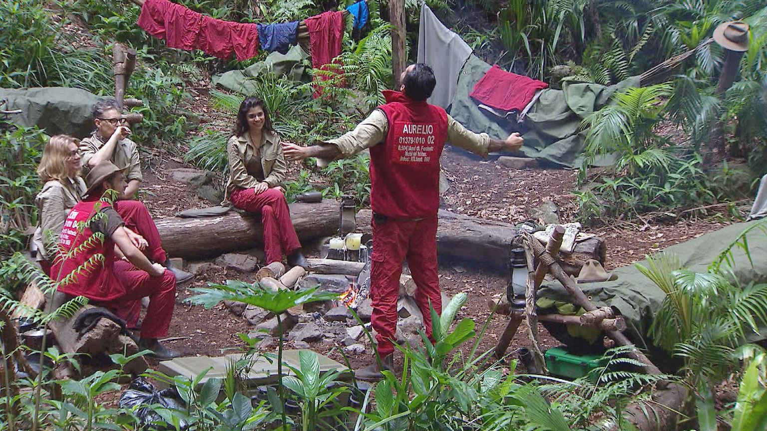 Tag 15 im Camp beginnt und der am Vorabend rausgewählte Aurelio Savina muss sich von seinen Mitcampern verabschieden. Er scheint nicht völlig untröstlich ob seines Auszugs zu sein. 