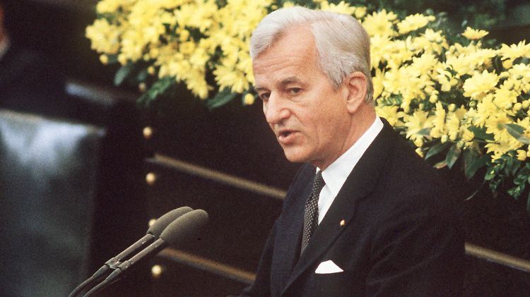 8. Mai 1985, Richard von Weizsäcker spricht im Bundestag: "Niemand wird um dieser Befreiung willen vergessen, welche schweren Leiden für viele Menschen mit dem 8. Mai erst begannen und danach folgten. Aber wir dürfen nicht im Ende des Krieges die Ursache für Flucht, Vertreibung und Unfreiheit sehen. Sie liegt vielmehr in seinem Anfang und im Beginn jener Gewaltherrschaft, die zum Krieg führte."
