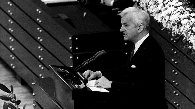 Richard von Weizsäcker während seiner später als historisch in die Geschichtsbücher eingegangenen Rede am 8. Mai 1985 zum 40. Jahrestag des Kriegsendes.