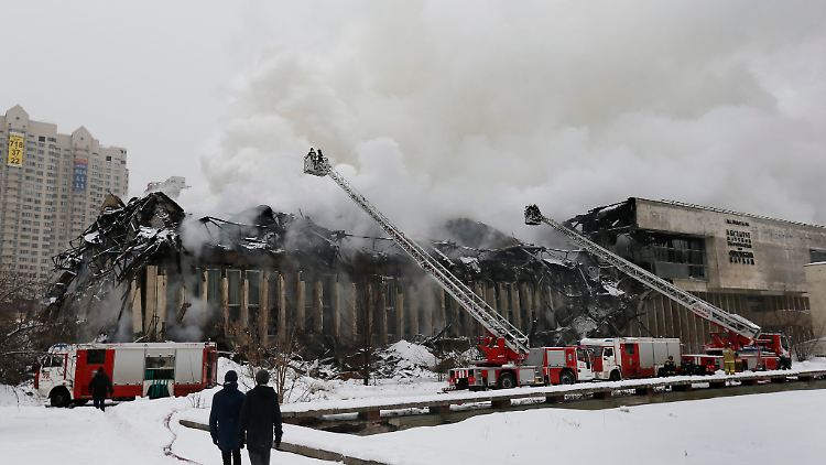 Moskauer Akademie der Wissenschaften: Das Feuer war so stark, dass 1000 Quadratmeter des Dachs eingestürzt sind.