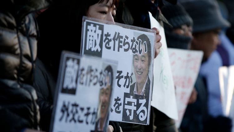 2015-02-01T083750Z_160353187_GM1EB2119WR01_RTRMADP_3_MIDEAST-CRISIS-JAPAN-HOSTAGE.JPG2314634204039545352.jpg
