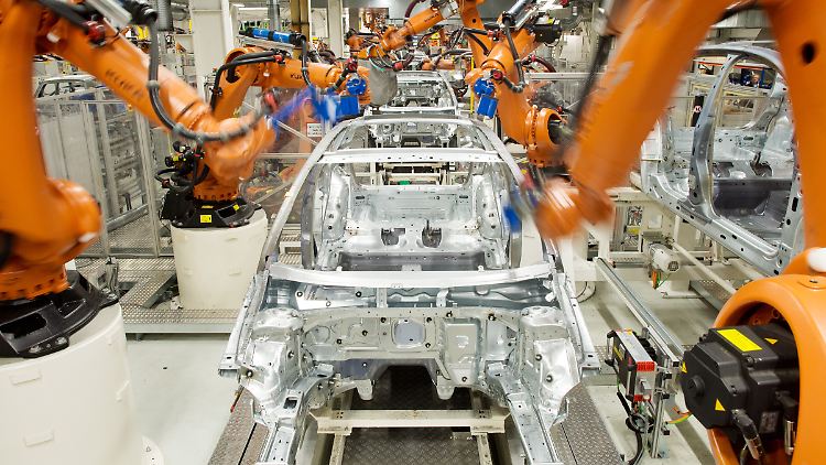 "Nicht ergonomische Arbeit abschaffen": Schon heute sind bei VW viele Fließbänder fest in Roboterhand.