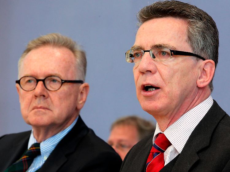Innenminister de Maizière (r.) und der Präsident des Bundesamtes für Migration, Schmid, bei der Vorstellung des Programms.