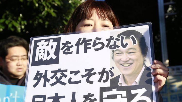Spontan versammeln sich in vielen japanischen Städten Menschen, die um Goto trauern.