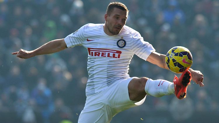Da sieht das Trikot schon fast so aus wie vom 1. FC Köln und doch kommt Lukas Podolski nicht so richtig in die Gänge bei Inter. 
