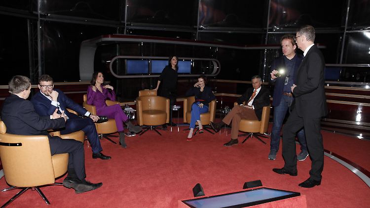 Sitzen im Dunkeln: Jauch mit seinen Talkgästen.