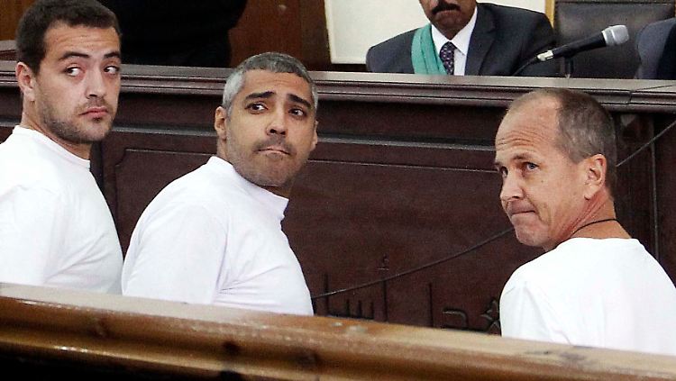 Baher Mohammed und Mohammed Fahmi (v.l.) sitzen weiter in Kairo im Gefängnis. Ihr australischer Kollege Peter Greste (r.) ist seit Sonntag frei.