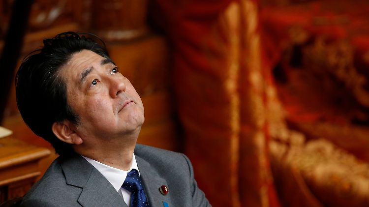 Abe muss sich für seinen Politikwechsel auch Kritik anhören.