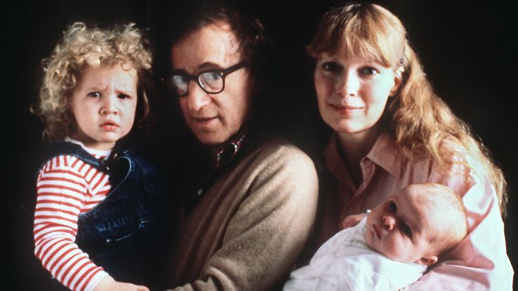 Mia und Woody mit dem gemeinsamen Sohn Satchel und der adoptierten Dylan (l).