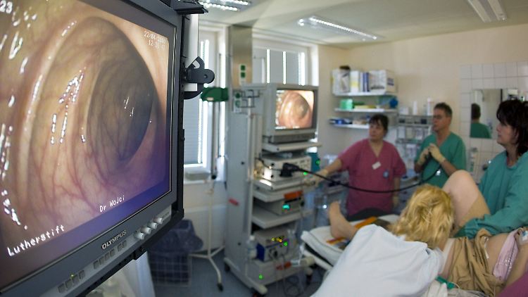 Bei einer Darmspiegelung im Krankenhaus.