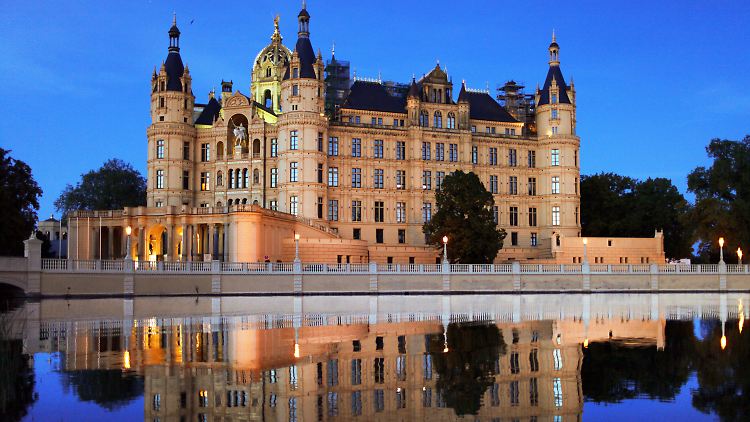 Das Schloss beherbergt den Landtag und ein Museum.