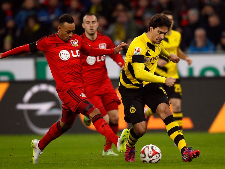98-Protent-Sieger: Mats Hummels, rechts, hier im Zweikampf mit Leverkusens Karim Bellarabi.