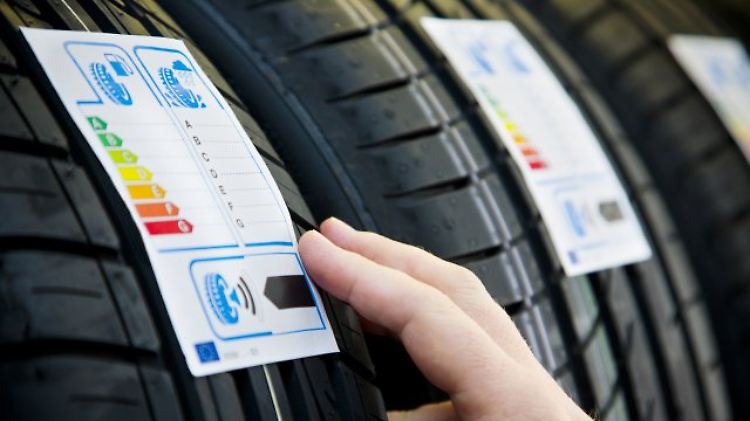 Das EU-Reifenlabel wurde im November 2012 verbindlich eingeführt und informiert über die drei Kriterien Kraftstoffeffizienz, Nasshaftung und externes Rollgeräusch.
