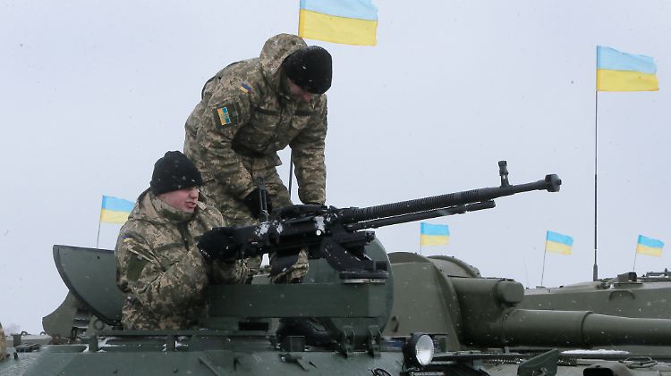 Ukrainische Soldaten auf einem Panzer in Schytomyr in der Nordukraine