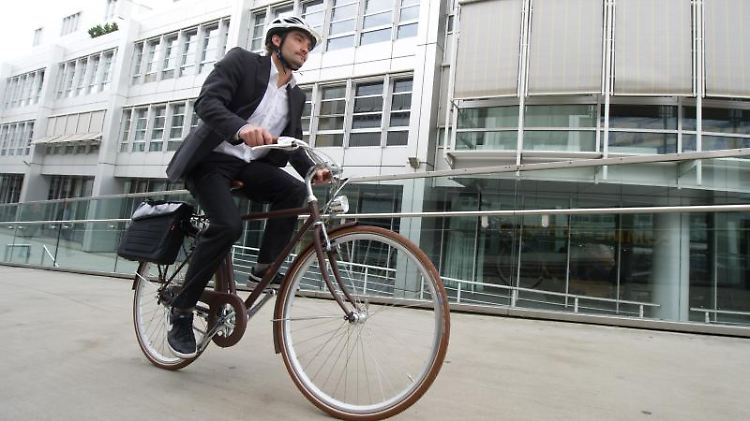 In Großstädten sind Fahrradfahrer häufig schneller am Ziel als Autofahrer. Viele Beschäftigte freuen sich daher über ein Dienstfahrrad.