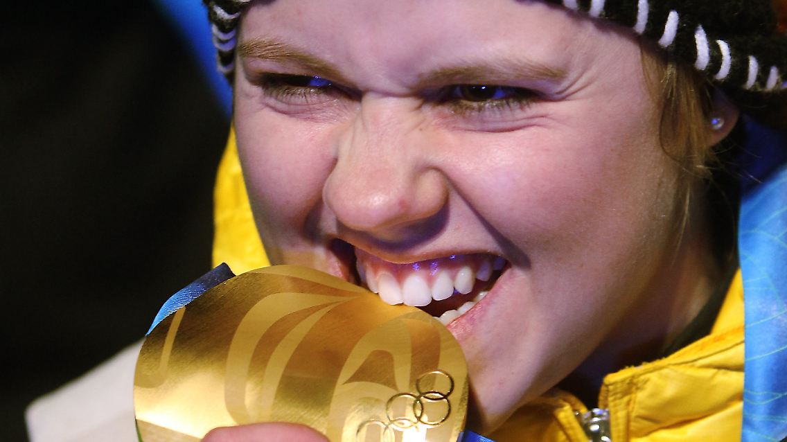 Klassische Sportlergeste: Ob die kanadische Olympiamedaille gut schmeckt?