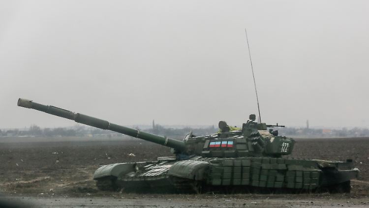 Die Separatisten sind militärisch überaus gut ausgestattet: Im Bild ein schwerer Kampfpanzer der prorussischen Seite nordöstlich von Donezk.