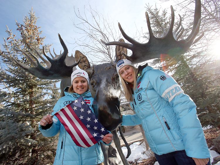 Der Elch ist nicht echt: Viktoria Rebensburg und Veronique Hronek in Vail.