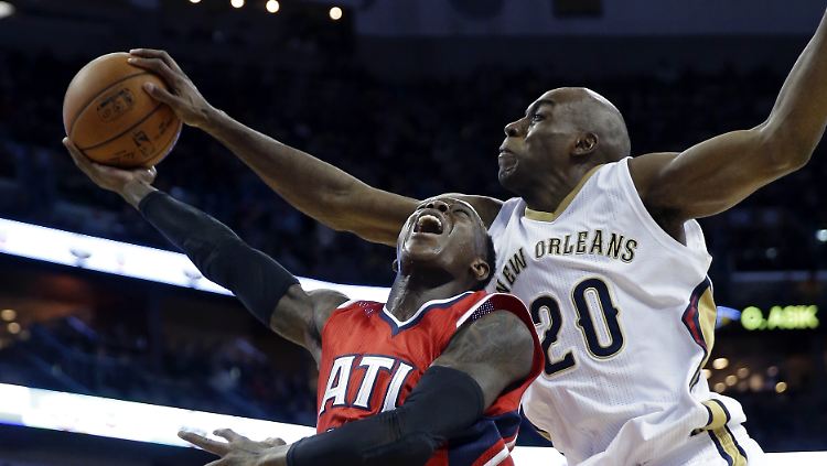 Dennis Schröder (links) wird von Quincy Pondexter geblockt.
