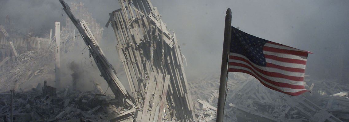 Eine US-Fahne in den Trümmern des World Trade Centers.