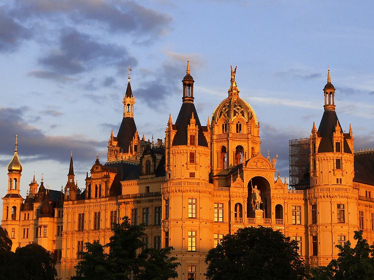 Der BUGA-Aufschwung war nicht zu halten: Das Schweriner Schloss während der sogenannten Blauen Stunde auf einer Insel im Burgsee.