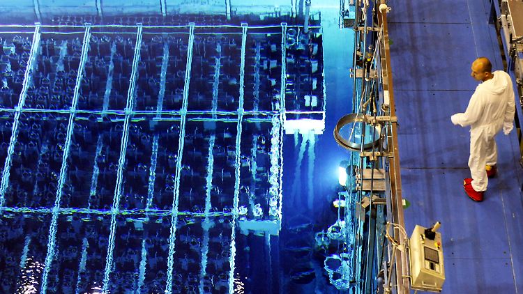 Brennelemente-Lagerbecken und dem Flutraum mit dem geöffneten Reaktor im Kernkraftwerk Krümmel (Vattenfall). 