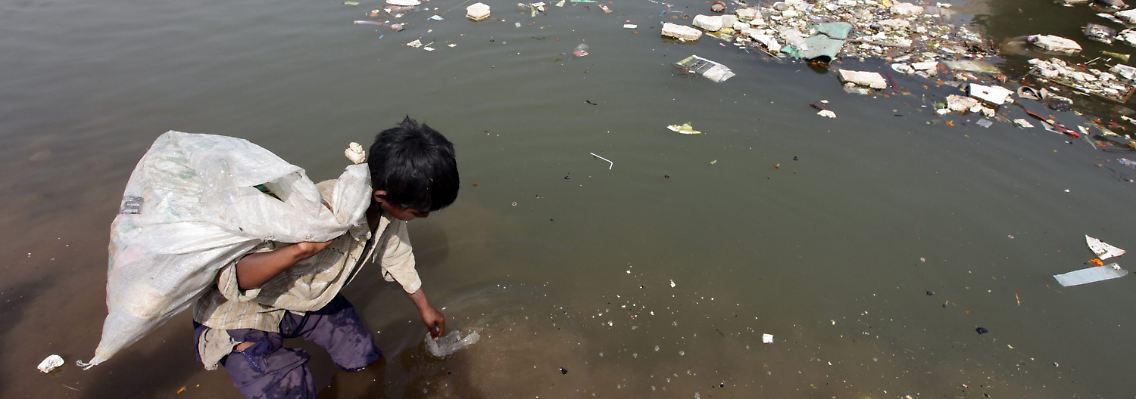 Ein indisches Kind sucht im verschmutzten Tawi-Fluss nördlich der Stadt Jammu in Indien nach verwertbaren Dingen. Etwa 75 Prozent der Einwohner der Stadt beziehen ihr Trinkwasser aus dem Fluss.
