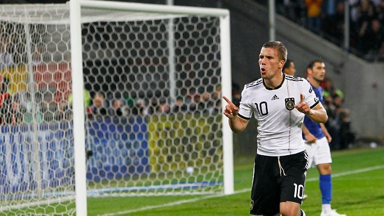 Podolski feiert seinen Treffer zum 1:0