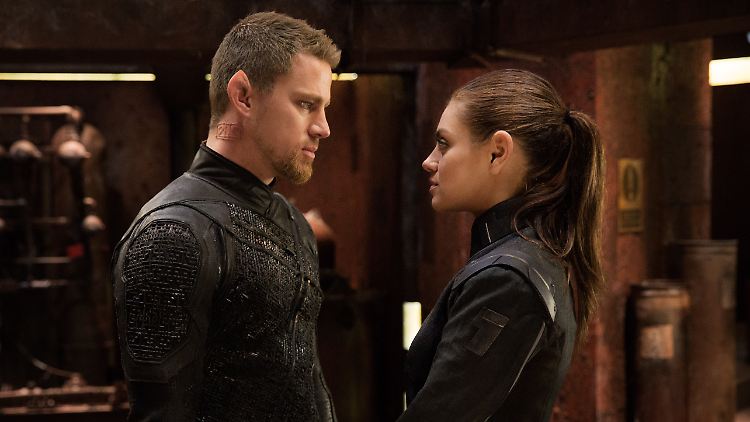 Mila Kunis und Channing Tatum spielen Jupiter und ihren Helden Caine.