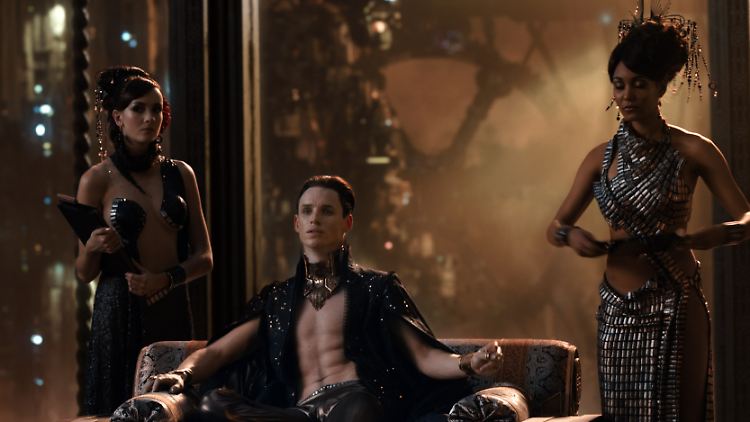 Eddie Redmayne darf endlich auch mal einen Bösewicht spielen - und spart nicht an Pathos.