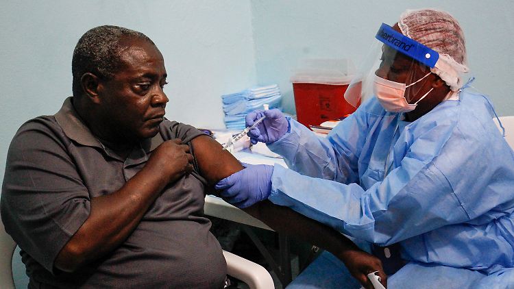Ein alltäglich wirkendes Bild, allerdings mit historischer Bedeutung: Ein Liberianer lässt sich gegen Ebola impfen.