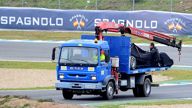 Willkommen in der Formel 1: Rosbergs Dienstwagen wird abgeschleppt.