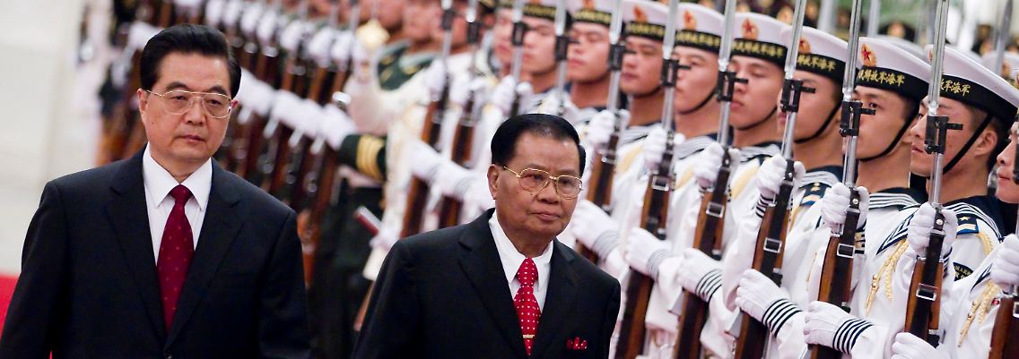 Chinas Staats- und Parteichef Hu Jintao empfängt in Peking den birmanischen Militärmachthaber Than Shwe.