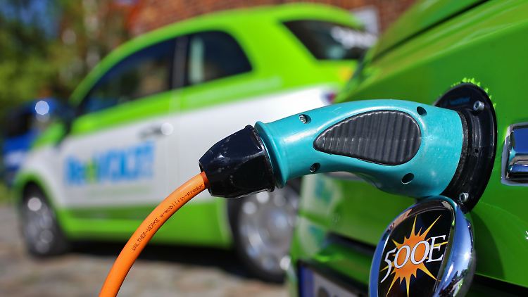 CO2-Grenzwerte als Richtschnur: Autofahrer, die mit ihrem Wagen darüberliegen, sollen den Elektro-Fonds mit ihrer Kfz-Steuer finanzieren.