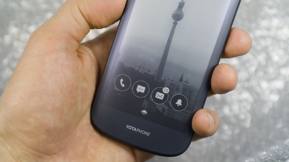 Das YotaPhone hat zwei Touchscreens.